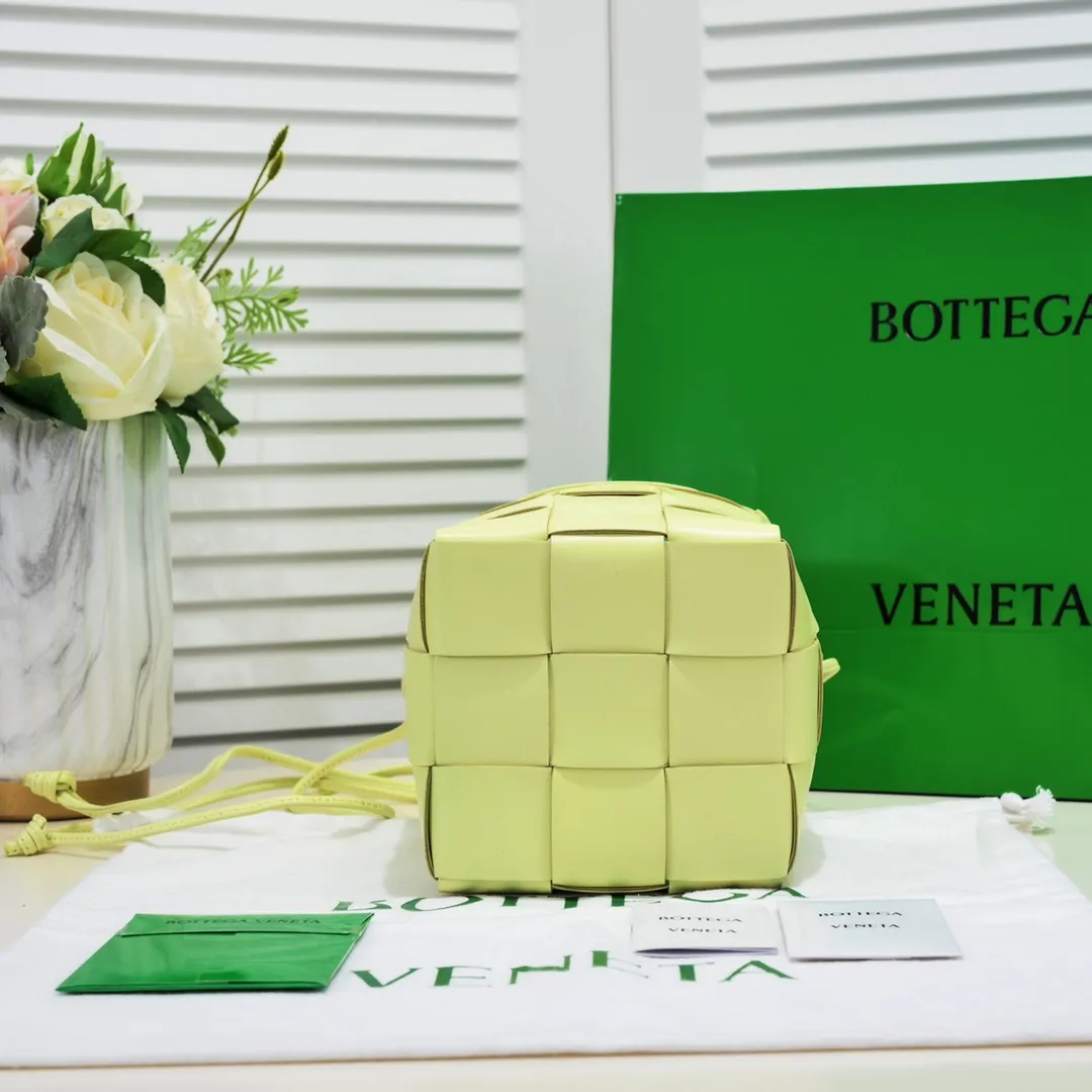 Large lemon yellow 🔻Bottega veneta* new woven small bucket bag latest series # The square bag shape is matched with classic woven elements, drawstring design, minimalism, and has a very large capacity. Every color is beautiful, it is simple and elegant but has a cool style. It can be used by both men and women, and the upper body is fashionable and classy! Style number: 6612# Large size; 19cm